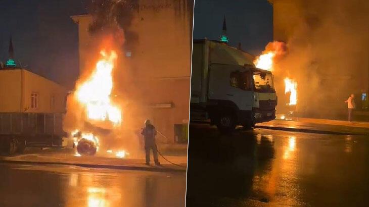 Pendik'te park halindeki kamyon alev alev yandı 